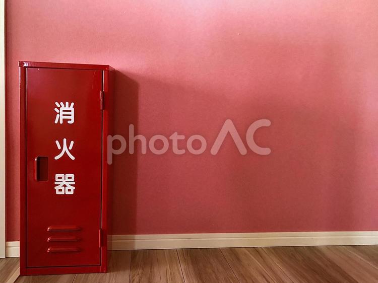 真っ赤な消化器とピンクの壁紙 消化器,家,住宅の写真素材
