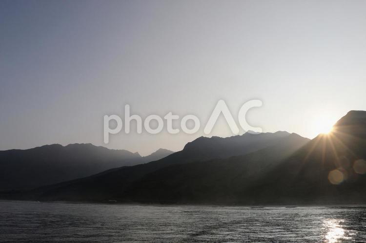 ハワイの日の出 ハワイ,太陽,山の写真素材