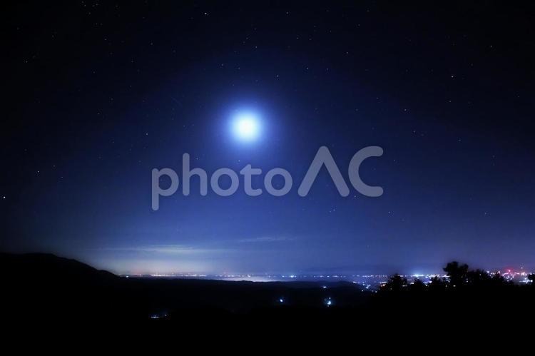 明け方の星空と月明かり/松江市・宍道湖 星空,夜景,星の写真素材