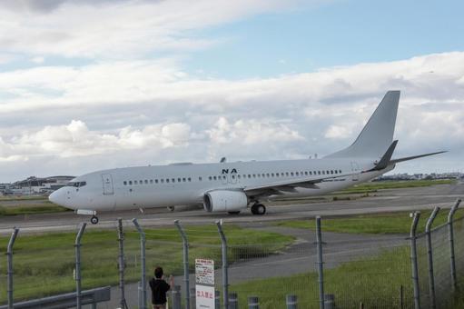 福岡空港と市街地の上に広がる夕焼けの写真