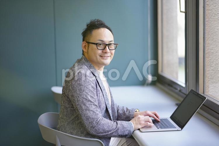 グリーンのオフィスのPCとビジネスマン ビジネス,男性,仕事の写真素材