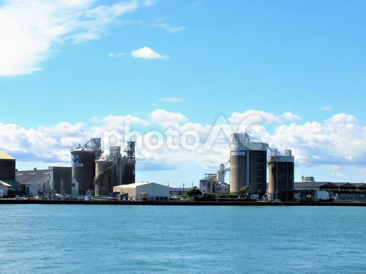 秋空と海と工場風景 工場,建物,ビルの写真素材