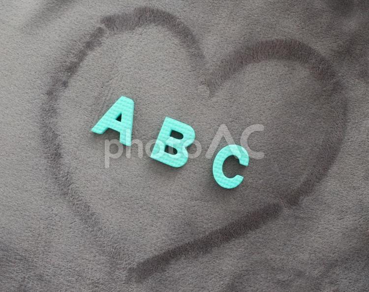 ハート型の中のABC アルファベット,英語,勉強の写真素材