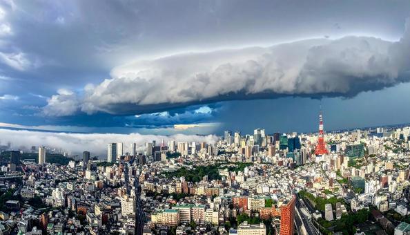 台風が近づいている都会の街並みと空 台風が近づいている都会の街並みと空の写真