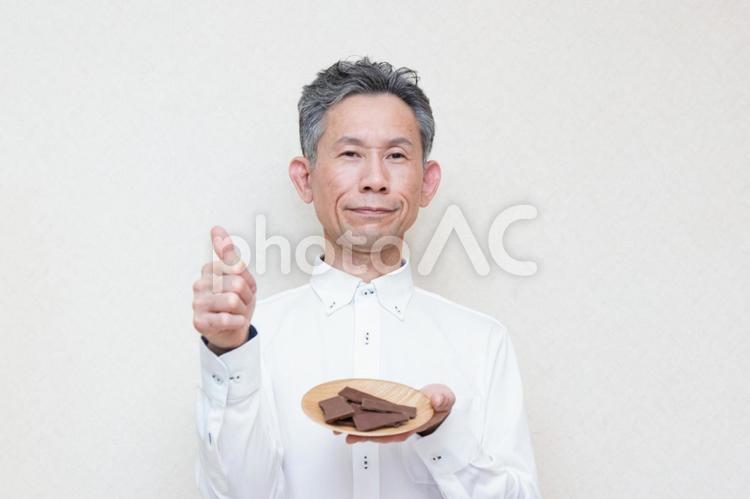 チョコレートと中年男性4 チョコレート,チョコ,ポリフェノールの写真素材