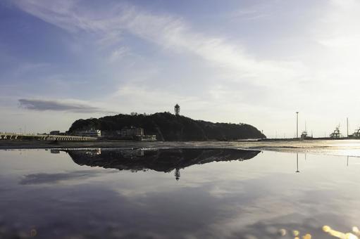 Enoshima reflected in a puddle, puddle, reflection, enoshima, JPG