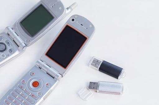 ガラケーとUSB ガラケーとUSB ガラケー,携帯電話,白背景の写真素材