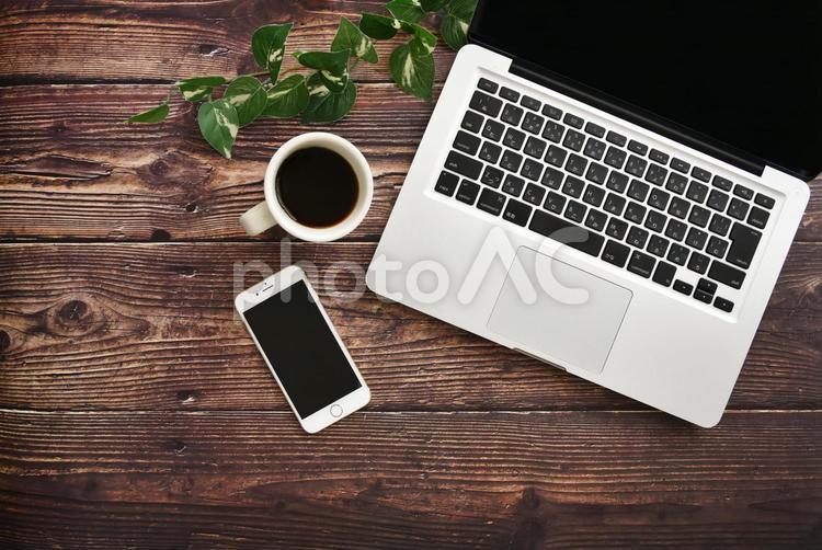 パソコンのデスク　イメージ ビジネス,コーヒー,ノートパソコンの写真素材