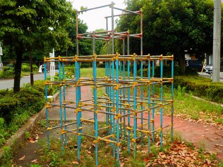 荒れた都会のジャングルジムの写真