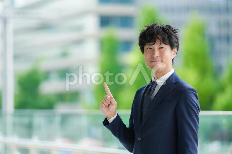緑とオフィスのビジネスマン 人物,ビジネス,男性の写真素材