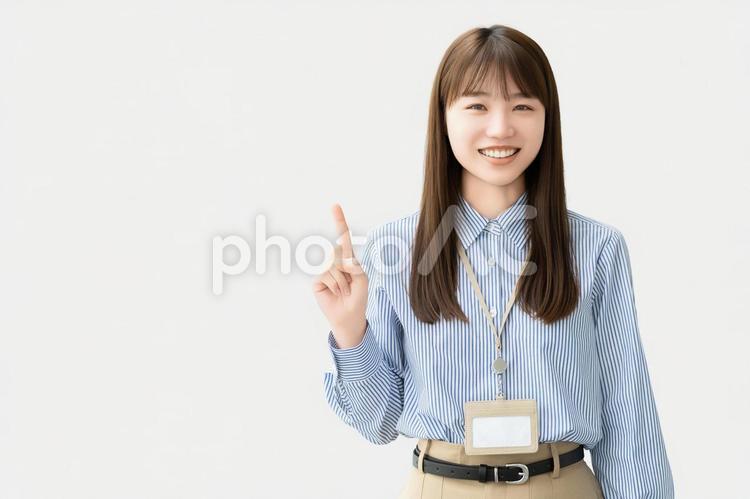 人差し指を立てて案内する笑顔の女性 女性,笑顔,指の写真素材