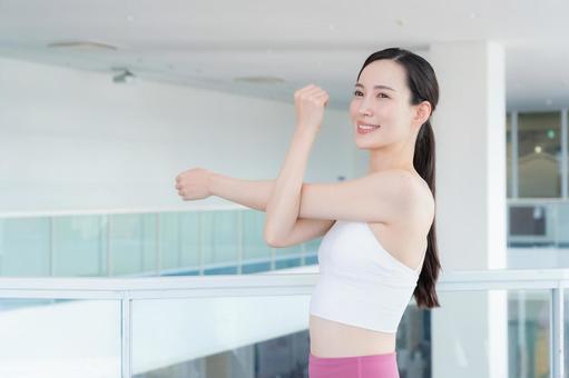 スポーツジムでトレーニングをする若い女性 スポーツジム,フィットネス,ダイエットの写真素材