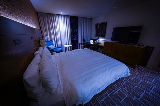夜景を楽しむモダンな部屋 夜景を楽しむモダンな部屋 ホテル,ベッド,ナイトビューの写真素材