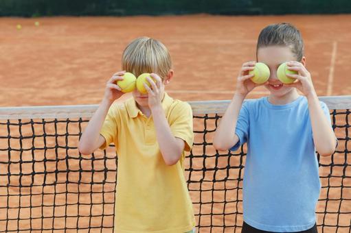 両手にボールを持って目を隠す子供たち 男の子,女の子,目を隠すの写真素材