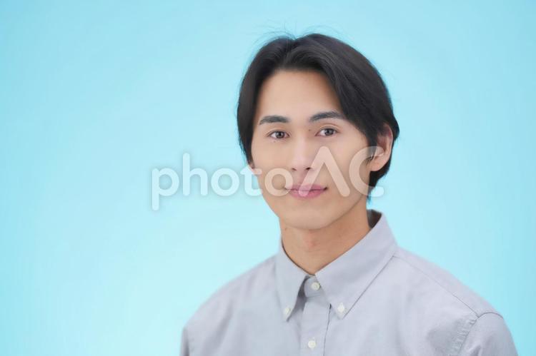 カメラ目線のワイシャツの男性 男性,モデル,大学生の写真素材
