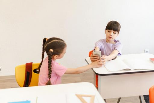 携帯を見る女の子 女の子,子ども,生徒の写真素材