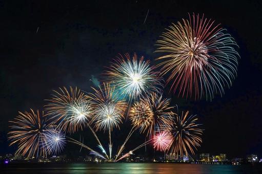 湖上打ち上げ花火/松江水郷祭 湖上打ち上げ花火/松江水郷祭 打ち上げ花火,花火,夏の写真素材