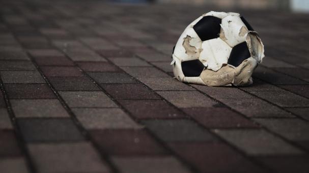 ボロボロになるまで使われたサッカーボール ボロボロになるまで使われたサッカーボール ボロボロ,ボール,壊れたの写真素材
