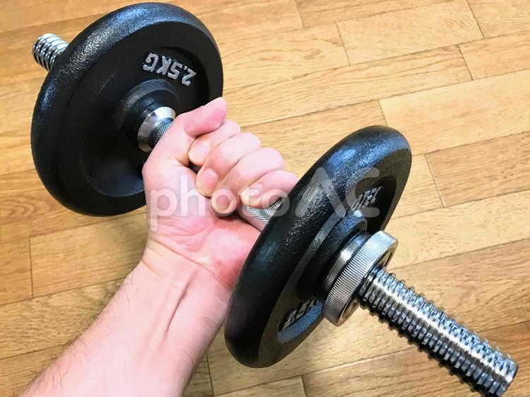 鉄アレイを持つ腕 鉄アレイ,トレーニング,筋トレの写真素材