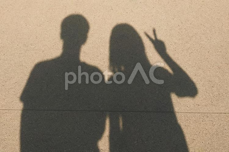 友達影写真・ピースする影・友情・ペア 友達,影,ピースサインの写真素材