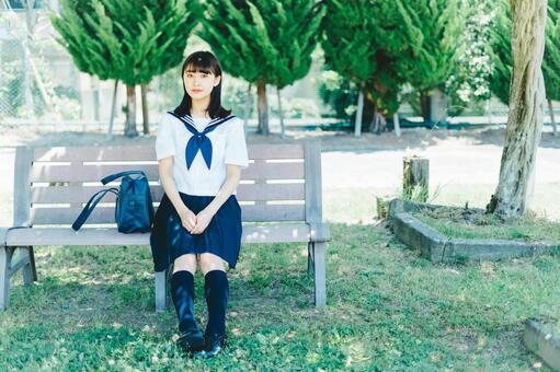 ベンチに座る女子高生 高校生,女子高生,セーラー服の写真素材