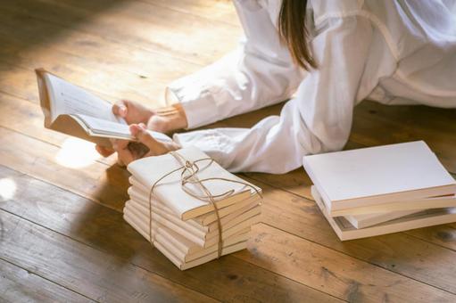 部屋で本を読む 部屋で本を読む 板床,本,bookの写真素材