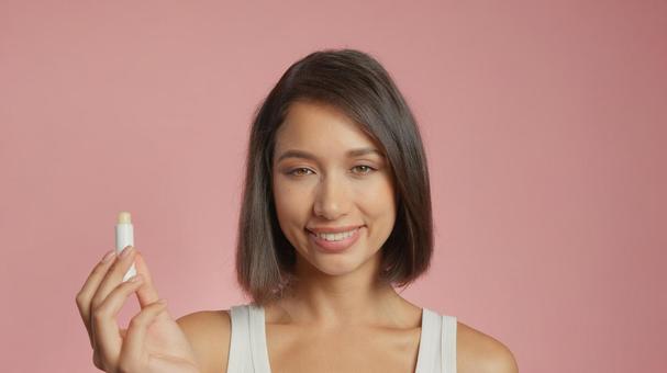 リップクリームを持って笑う女性 リップクリームを持って笑う女性 女性,外国人,アジア人の写真素材