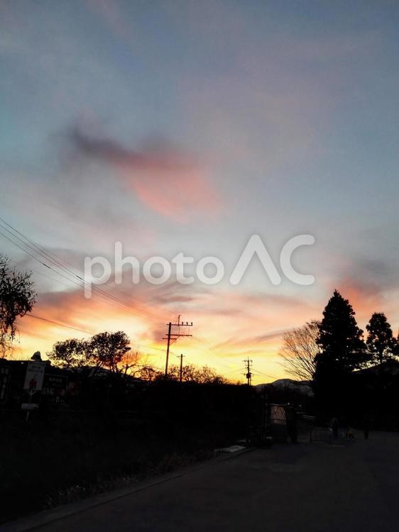 沈みゆく夕日と燃える空 夕日,夕焼け,夕方の写真素材