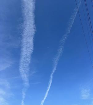 三日月と飛行機雲 三日月と飛行機雲の写真