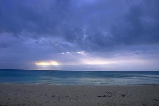 ニューカレドニア481 ウヴェア島 光芒 ニューカレドニア481 ウヴェア島 光芒の写真