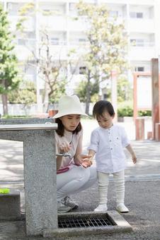 母親　育児　 公園,男性,女性の写真素材
