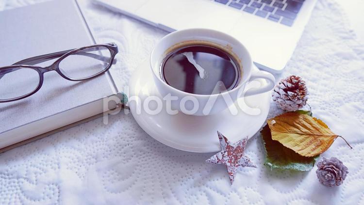 コーヒー、パソコン、本、メガネの秋冬イメージ コーヒー,パソコン,本の写真素材