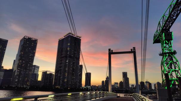 夕方、橋の上 夕方、橋の上の写真