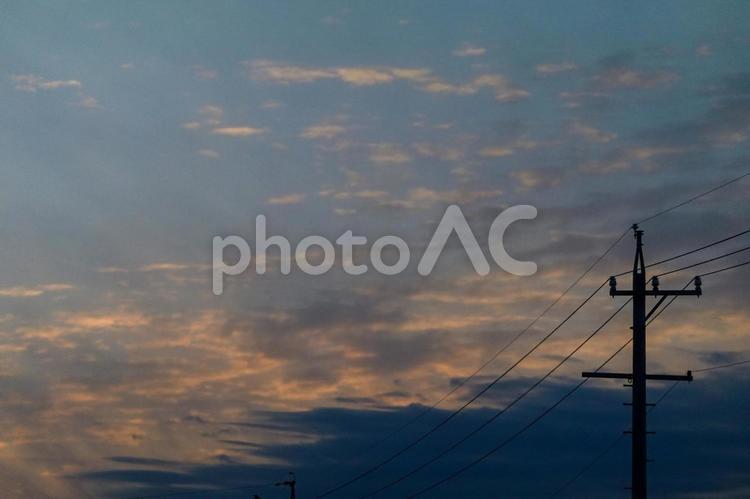 電柱と夕日 鱗雲,雲,うろこ雲の写真素材