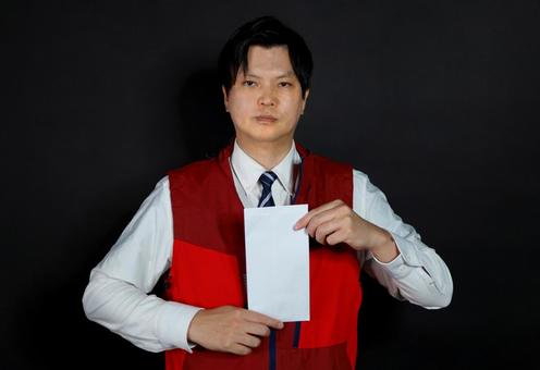 封筒を持つ男性 封筒を持つ男性 男性,封筒,赤いベストの写真素材