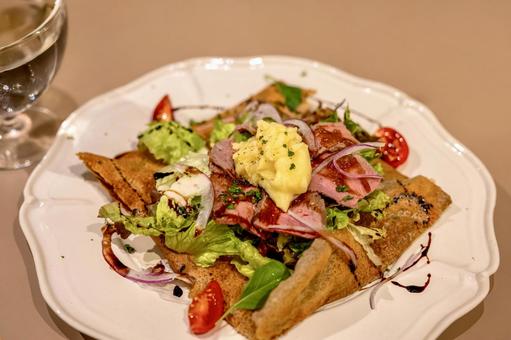 ローストビーフと野菜のガレットプレート ローストビーフと野菜のガレットプレート ガレット,ローストビーフ,肉の写真素材