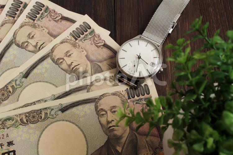 時計と一万円札の組み合わせ 時計,一万円札,日本円の写真素材