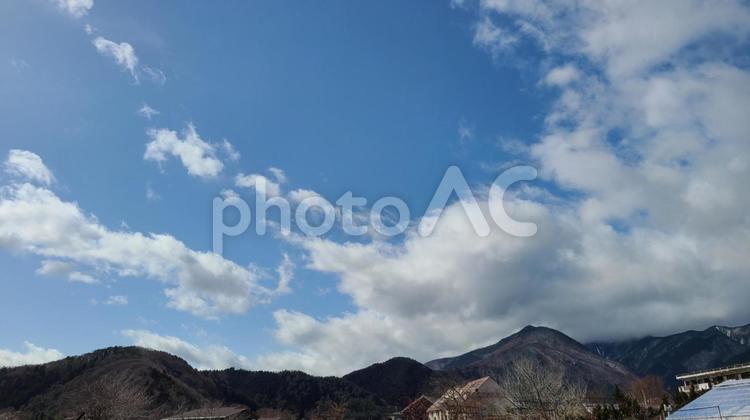 日本　田舎で見れる景色 山,青空,田舎の写真素材