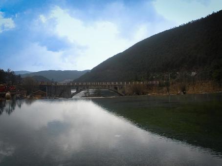 山間の静かな川にかかる橋(雲南省) 山間の静かな川にかかる橋(雲南省) 橋,川,山の写真素材