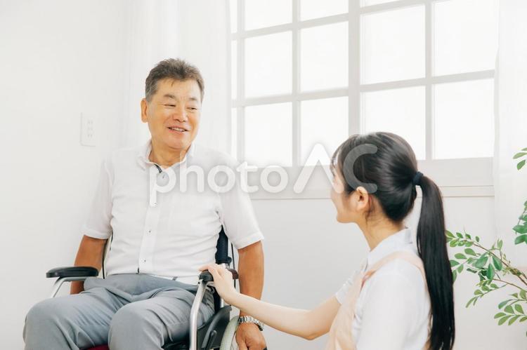 介護士と高齢者男性 介護,車椅子,高齢者の写真素材