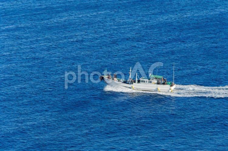 青い海と漁船 海,漁船,青の写真素材