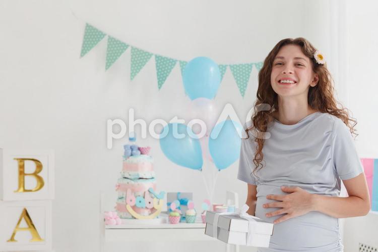 カメラ目線でプレゼントを持っている女性 女性,人物,笑顔の写真素材