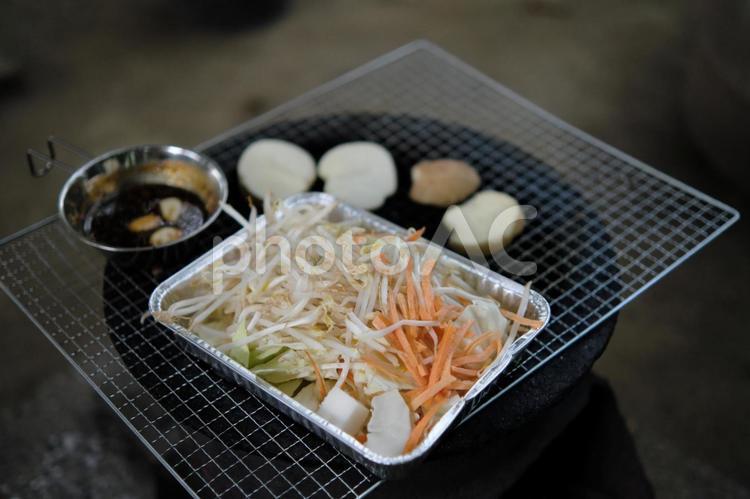 網の上で焼かれる野菜 炭火,キャンプ,外食の写真素材