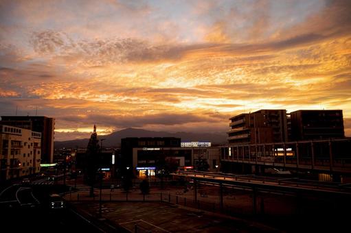 黄金色に染まる夕暮れの街と雲 黄金色に染まる夕暮れの街と雲 夕日,雲,テクスチャの写真素材