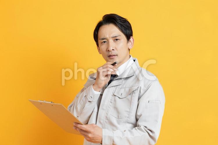 チェックをする男性作業員 イケメン,ハンサム,プロフィール写真の写真素材