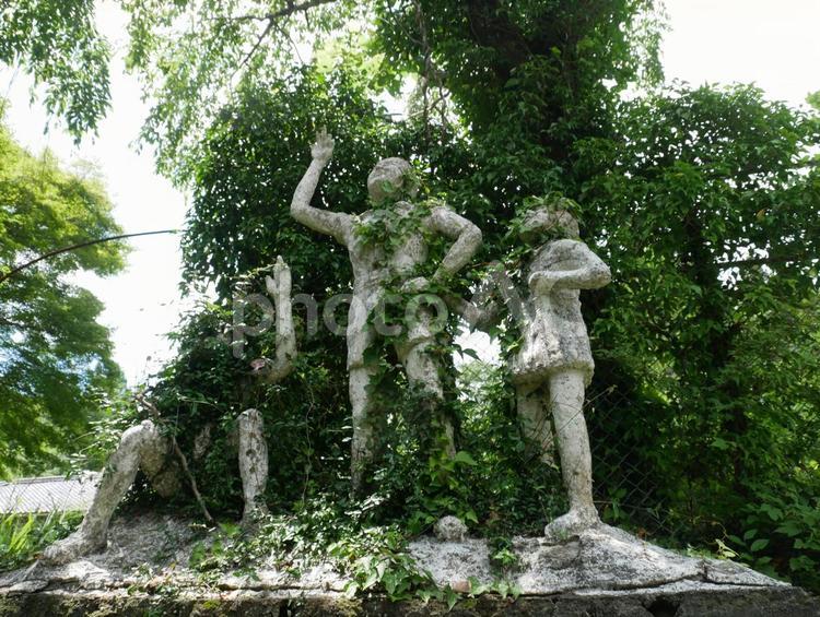 蔦に覆われた像 像,子供たち,子供の写真素材