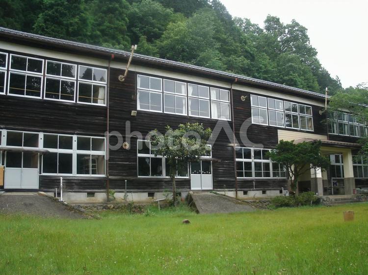レトロな木造校舎「奥上林幼稚園・小学校」 レトロ,木造校舎,廃校の写真素材