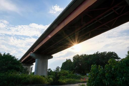 さいたま市 さくら草橋の風景 さくら草橋,サクラソウ公園,光芒の写真素材