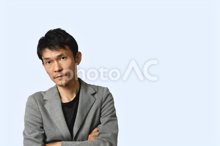こちらをうかがう男性（切り抜きパス） 腕組み,人物,男性の写真素材