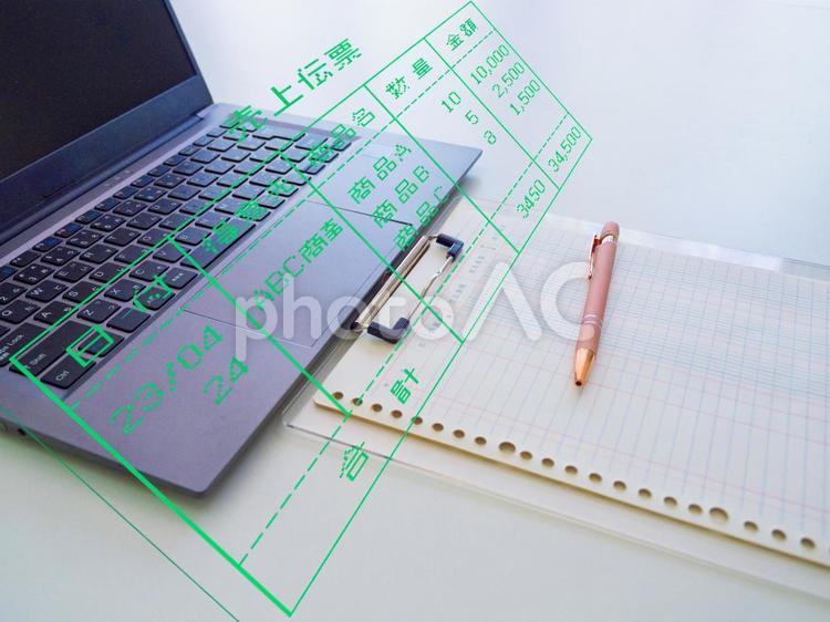 ノートパソコン、バインダー、売上伝票 ノートパソコン,売上伝票,バインダーの写真素材